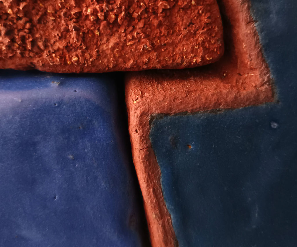 Détail Pyramide Andrée Hirlet - Céramique argile émaillé